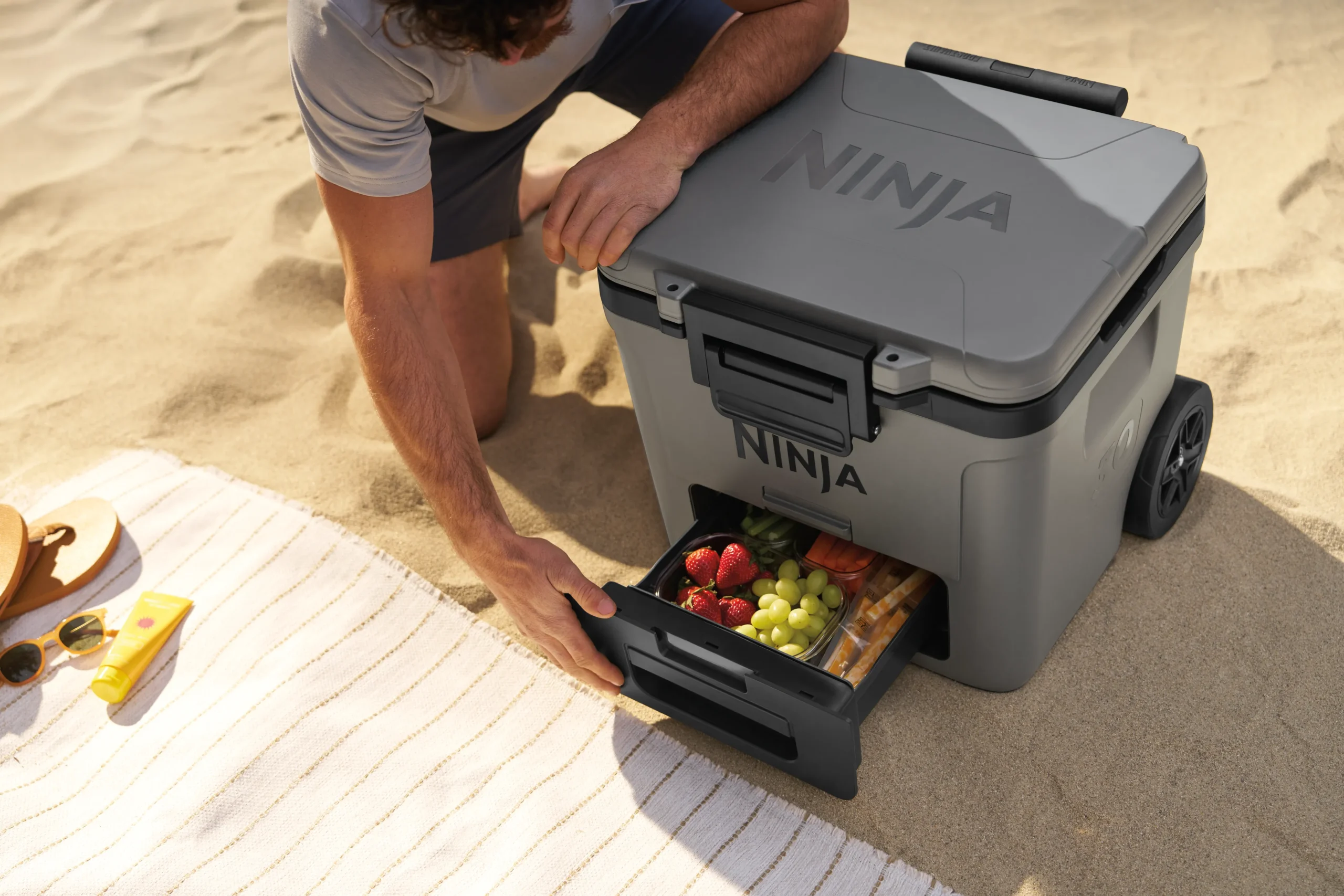 DAT-R_FB230EUGY_InUse_Beach_Drawer_Fruit_Snacks_Man