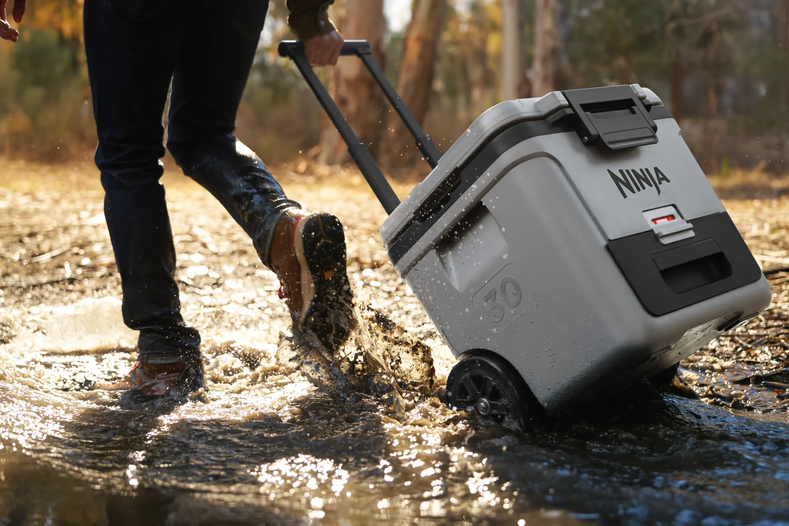 DAT-R_FB230EUGY_InUse_MuddyPuddle_Walking_Man