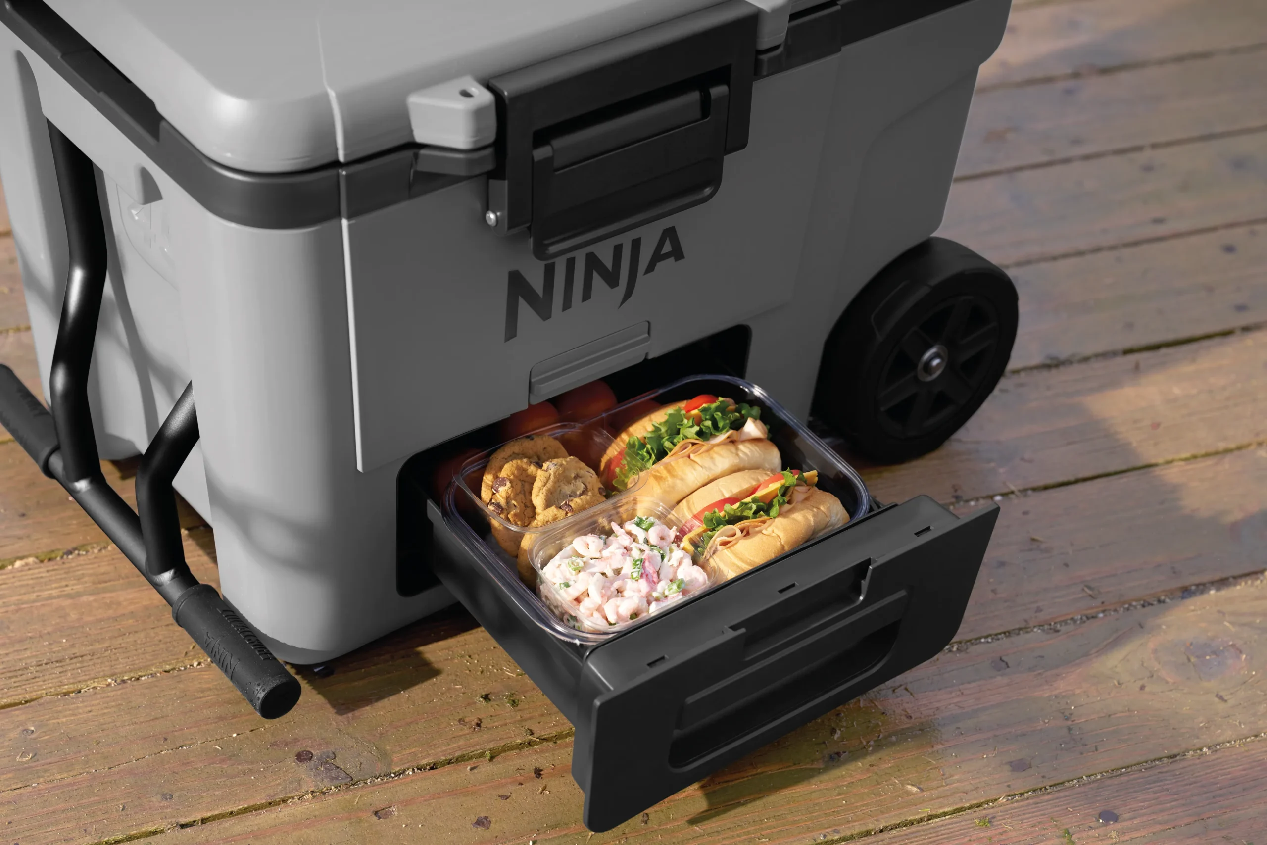 DAT-R_FB245EUGY_InUse_OnDock_DrawerOpen_Snacks_Sandwiches
