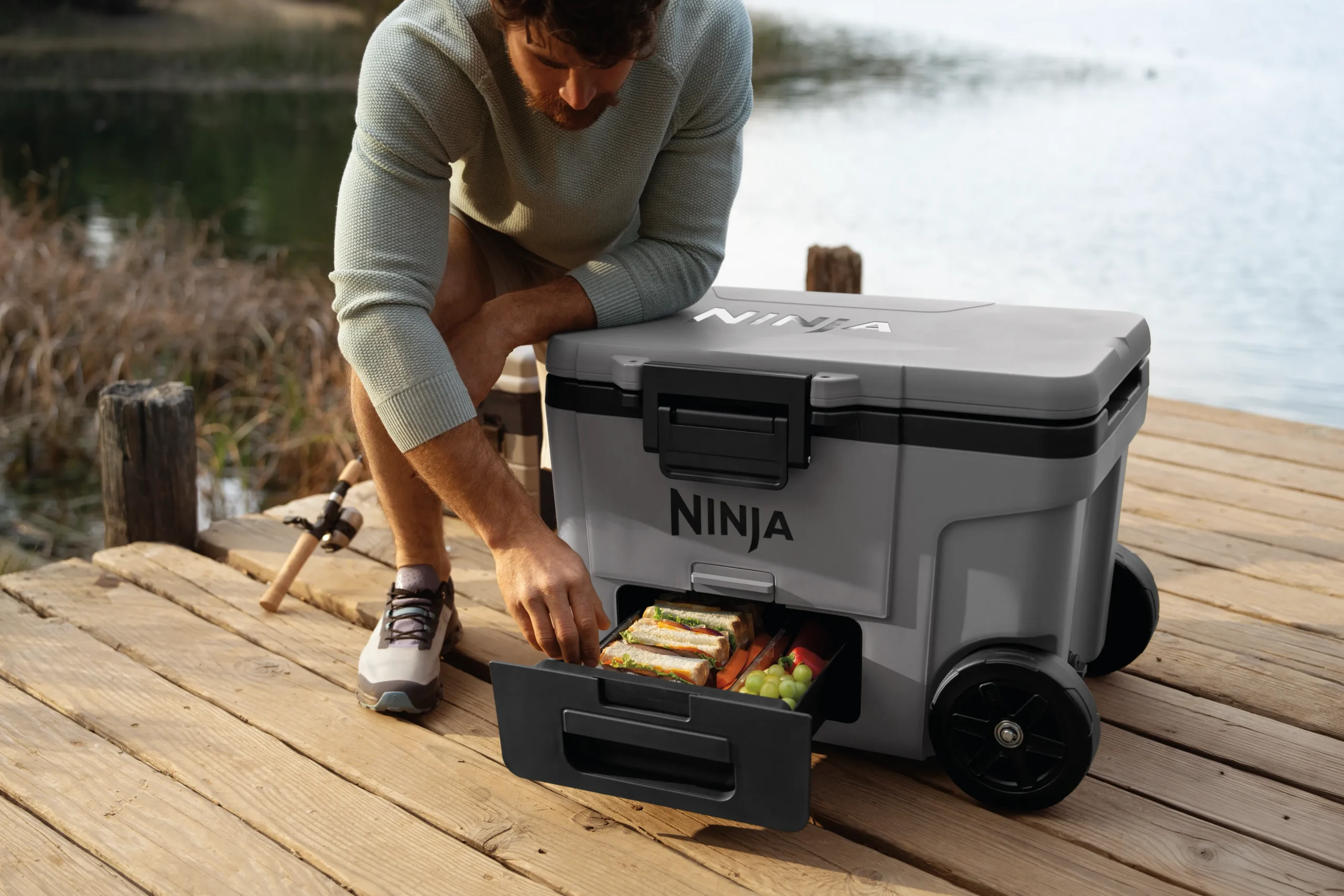 DAT-R_FB245EUUKGY_InUse_OnDock_Drawer_SandwichesFruit_Man