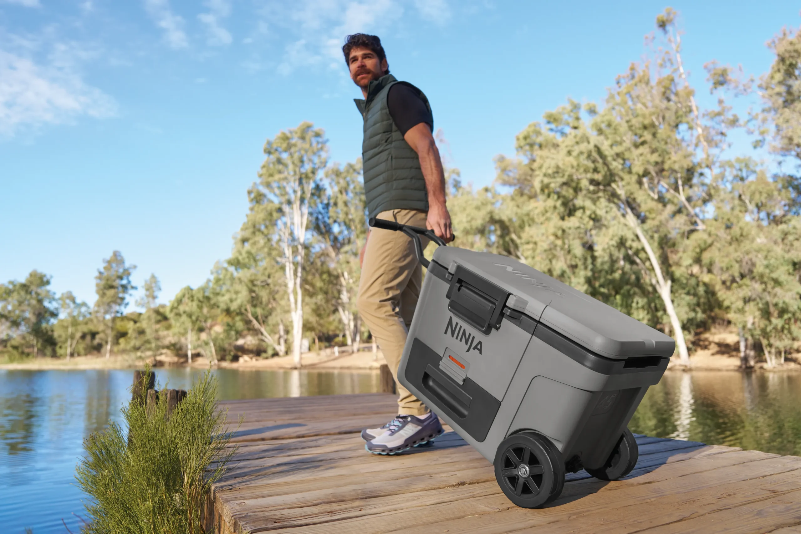 DAT-R_FB245EUUKGY_InUse_OnDock_Walking_Man