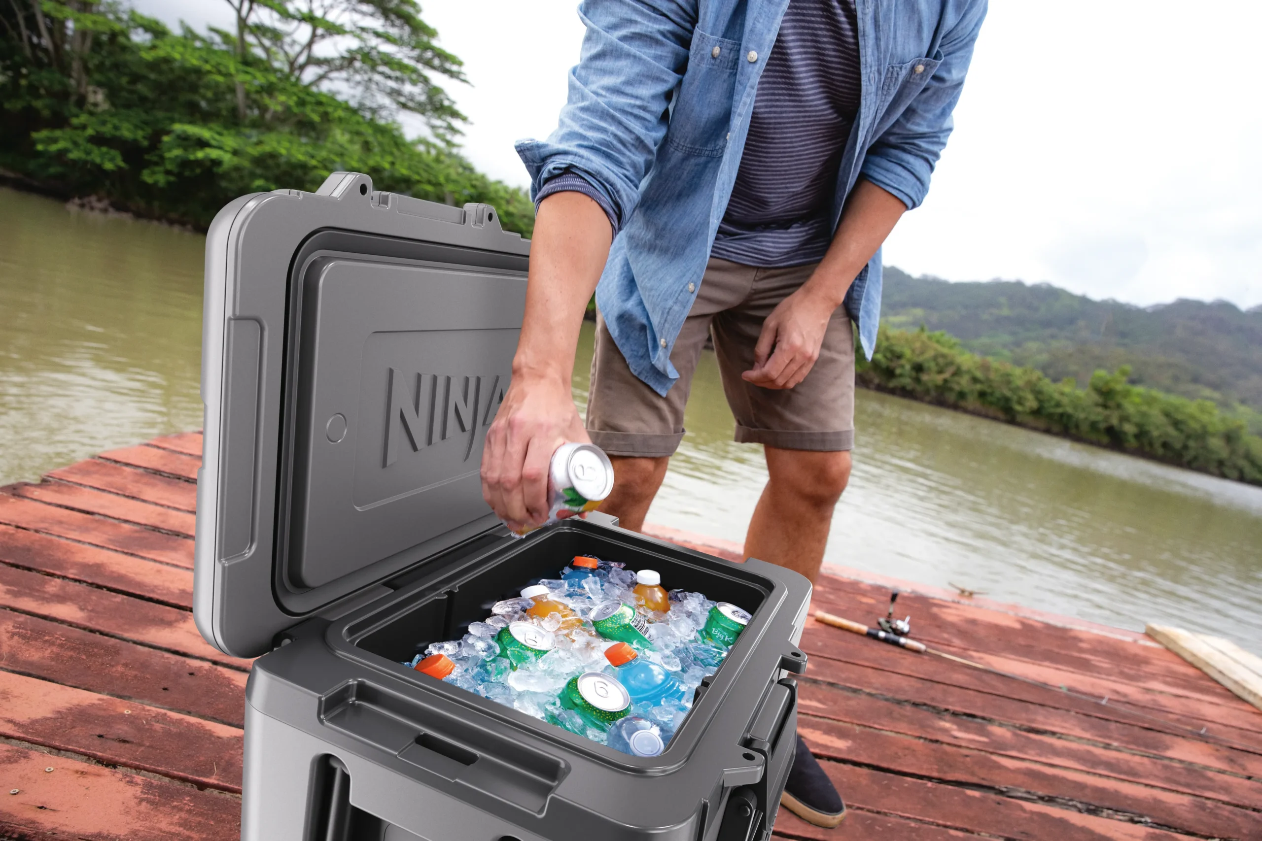 DAT-R_FB245EUUKGY_InUse_OutdoorCampaign_OpenCoolerOnDock