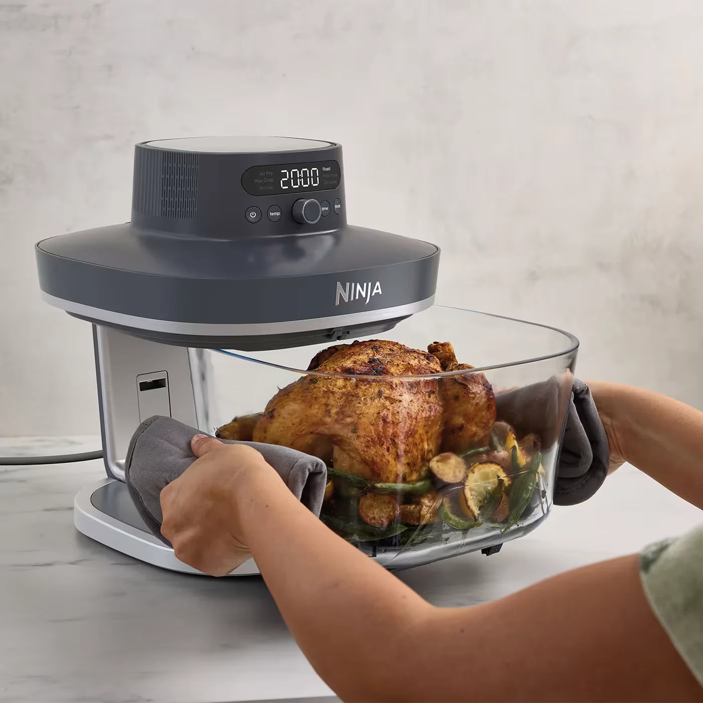 Ninja-AS101UKCY-InUse-OnCounter-RemovingChicken-Woman-BlackUI