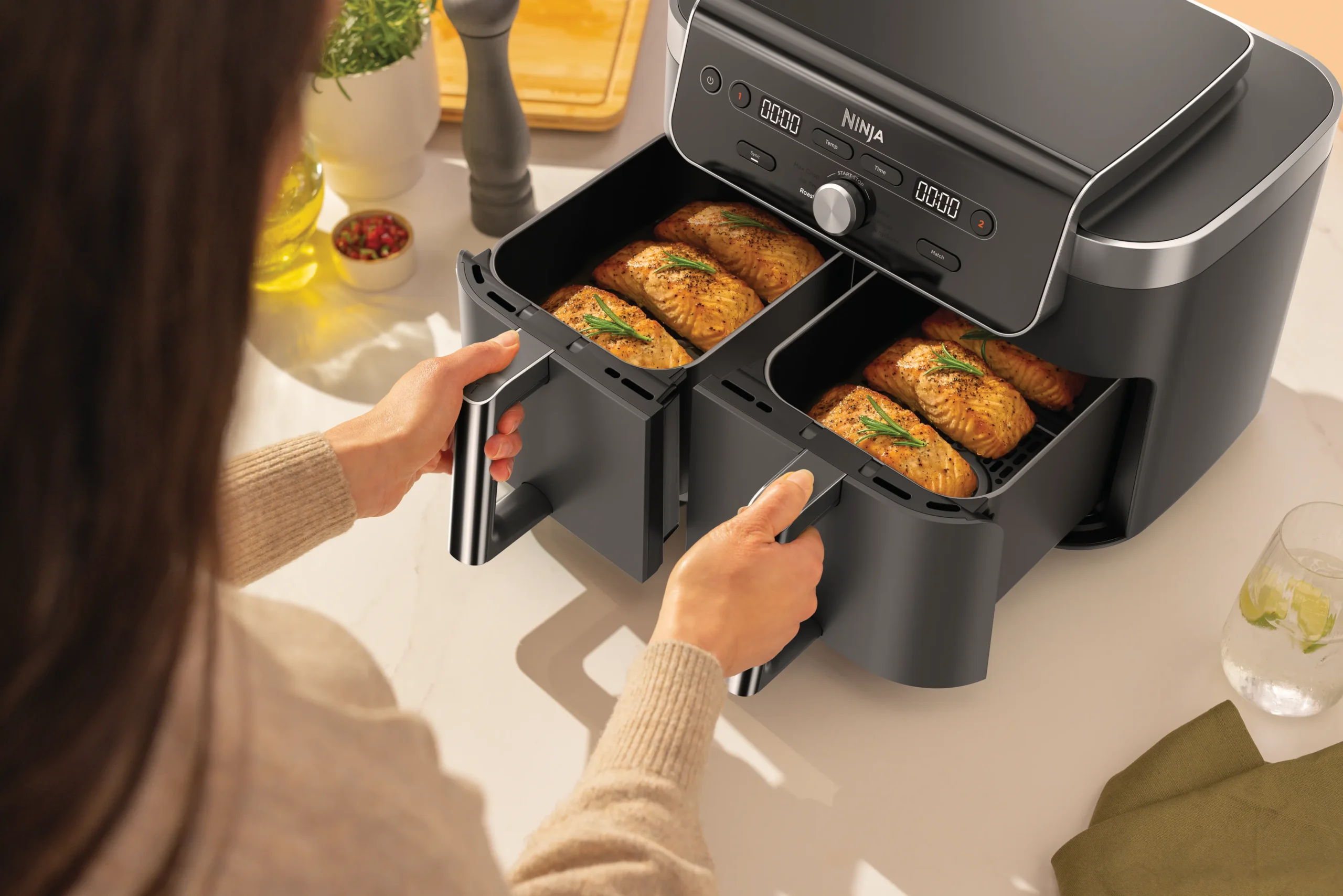 DAT-R_DZ901EU_InUse_Angled_Left_High_Kitchen_OnCounter_Woman_Roast Salmon