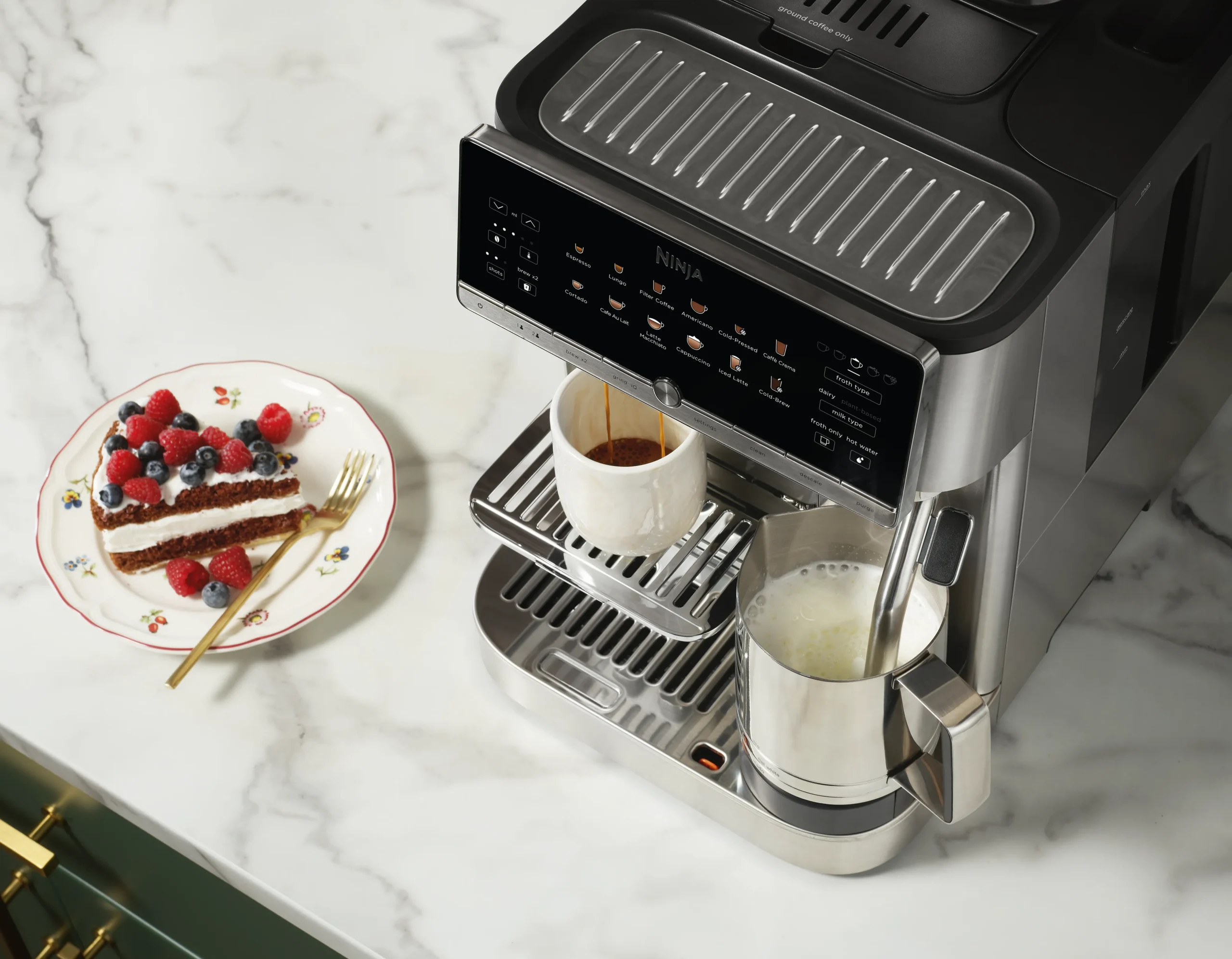 DAT-R_AE1051EU_AutoBarista_Brewing-Frothing