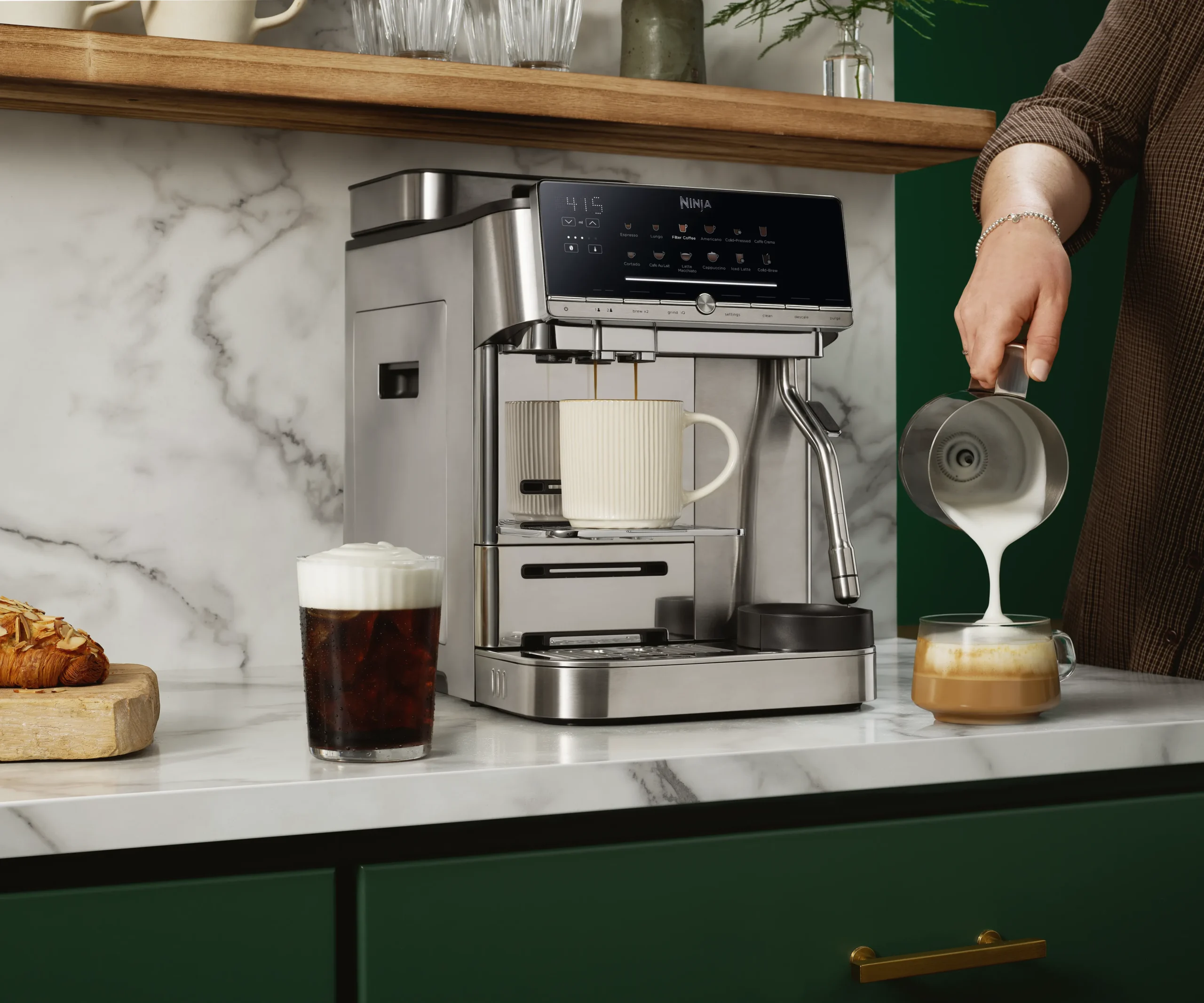 DAT-R_AE1051EU_AutoBarista_MilkPour