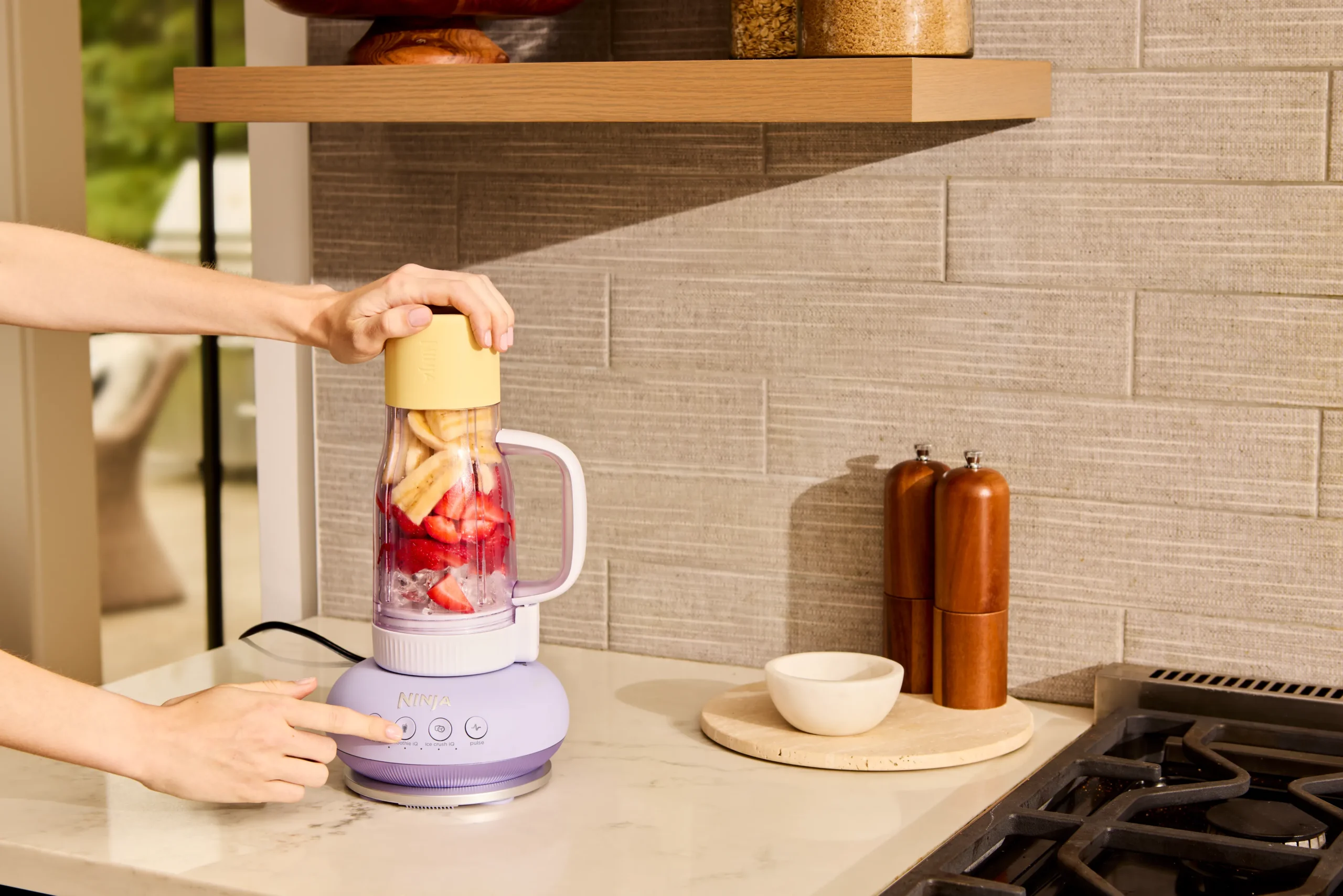 DAT-R_DB351UKPR_InUse_Kitchen_OnCounter_PreMix_Hands