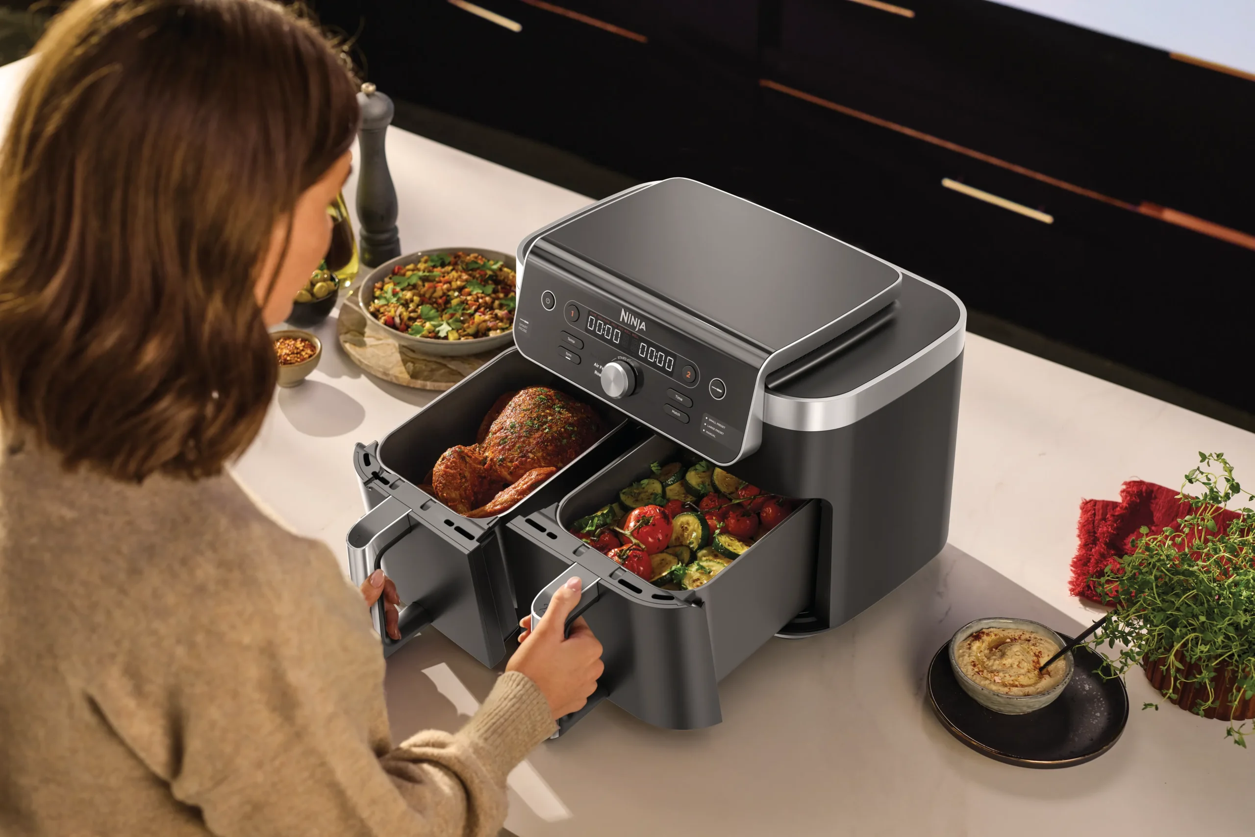 DAT-R_DZ950EU_InUse_Angled_Left_High_Kitchen_OnCounter_Woman_Chicken_Veg