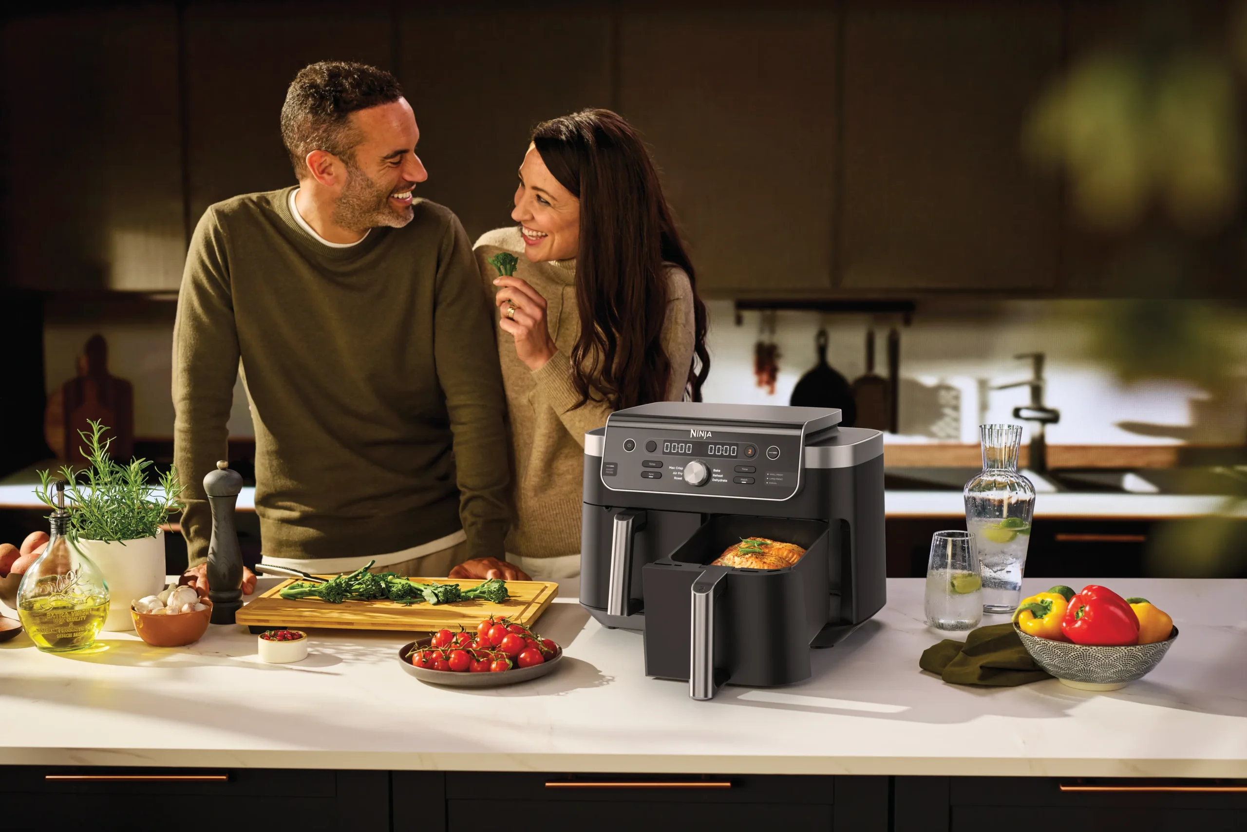 DAT-R_DZ950EU_InUse_Angled_Left_Kitchen_OnCounter_Couple_Salmon